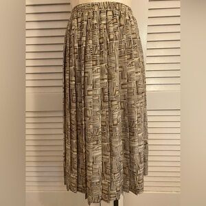 Step out in timeless style with this vintage 1990s Leslie Fay skirt.- Size 10